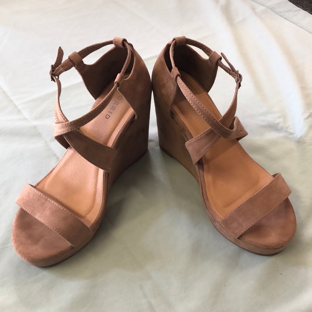 Light brown wedges